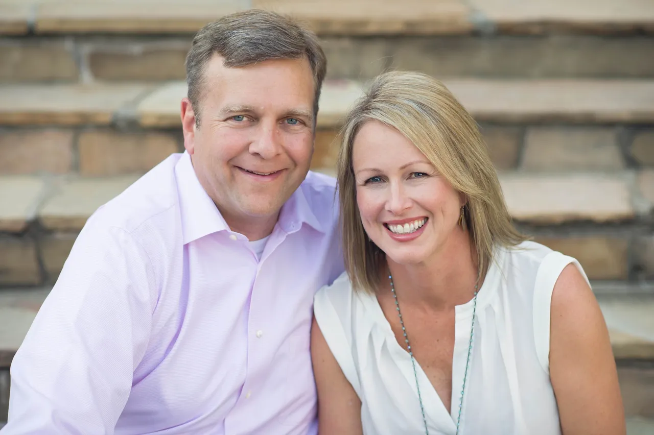 Parents of alumni pictured together.