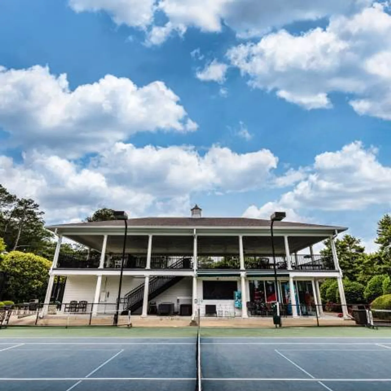 Front view of Coosa Country Club tennis shop from the tennis courts