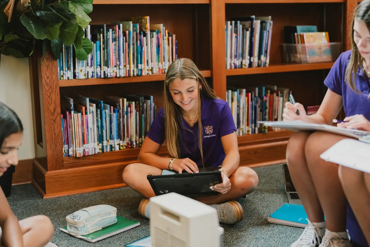 Female students work together in the library