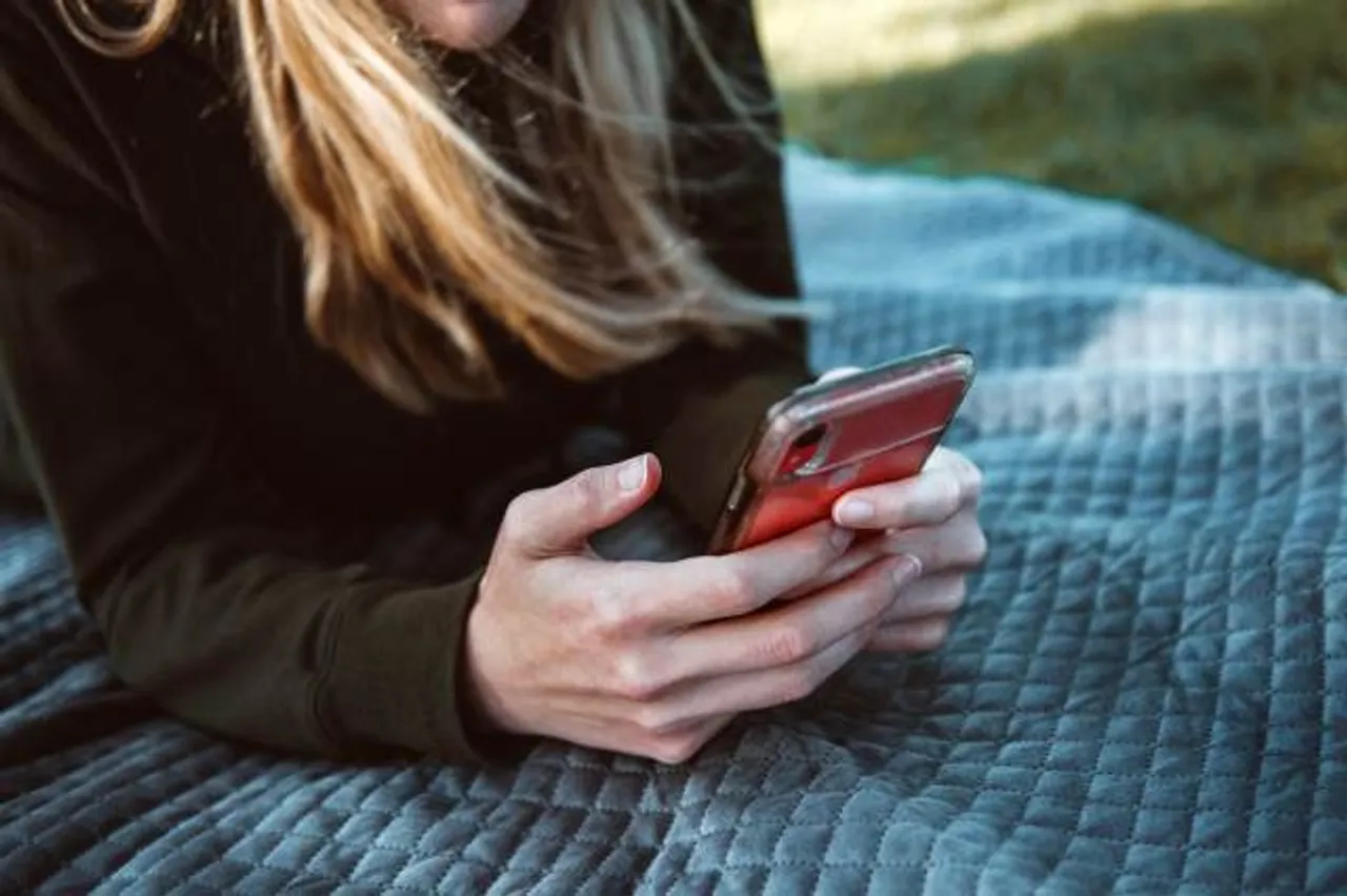 Female student uses her cell phone