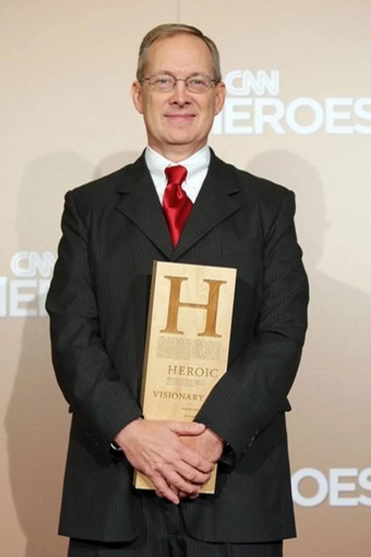 NEW YORK - DECEMBER 06:  Honoree Steve Peifer poses for a photo backstage during 'CNN Heroes: An All-Star Tribute' at the American Museum of Natural History on December 6, 2007 in New York City.  (Photo by Scott Gries/Getty Images)