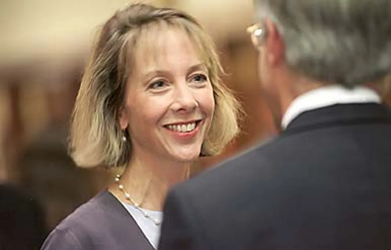Betsy Hicks talks with Terry Honan '64.