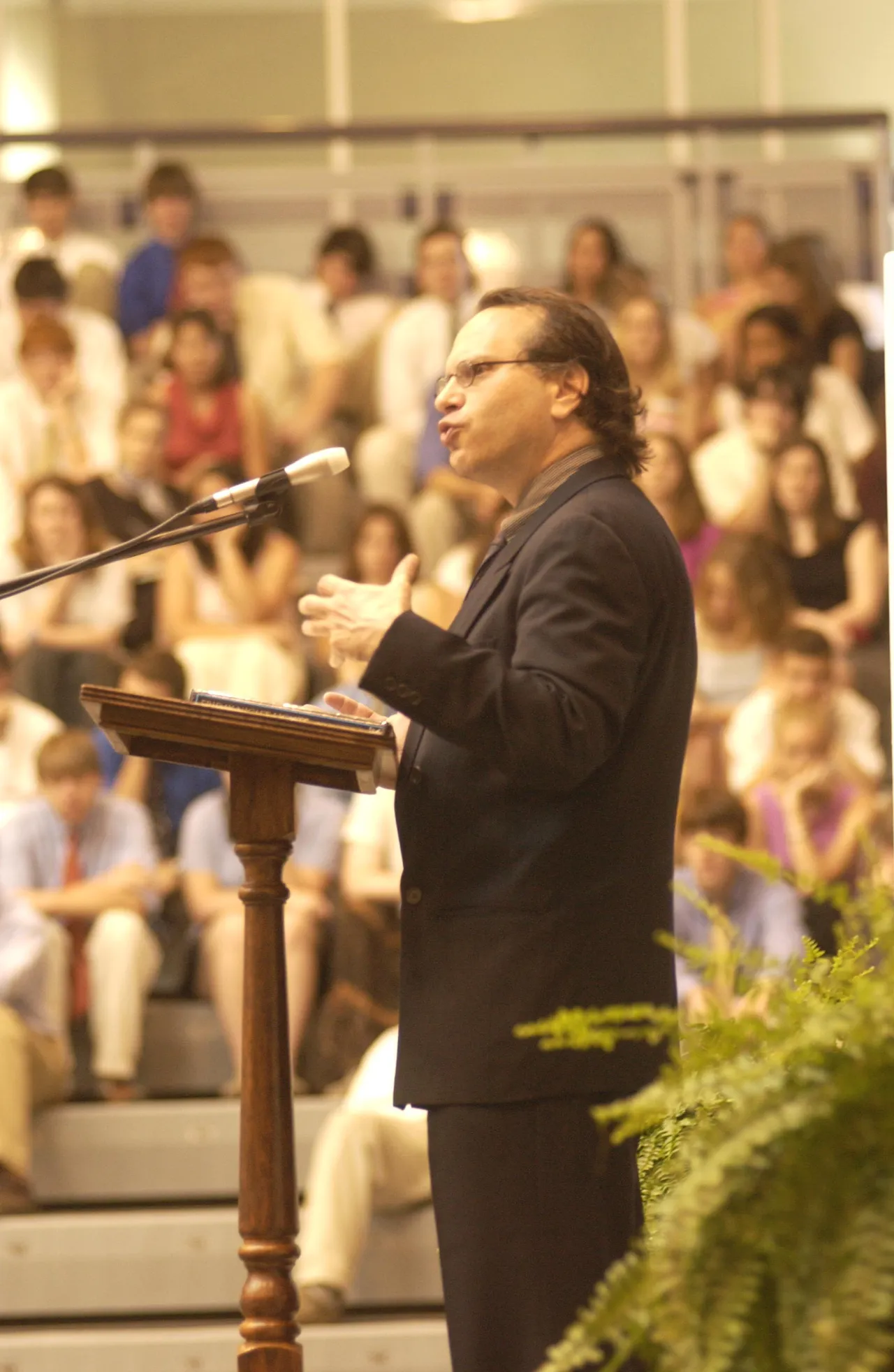 Upper School students, faculty, parents, and alumni assemble in the Van Es Arena to hear Bissinger.