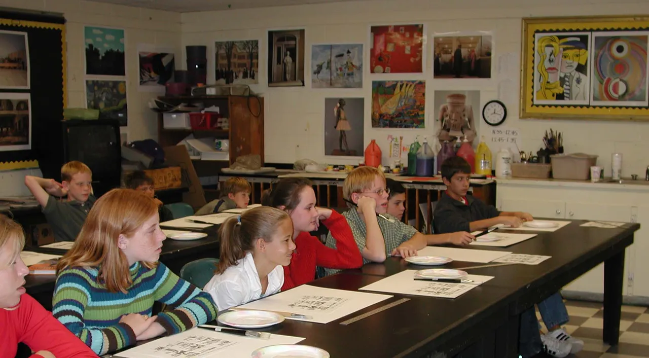 Beverly Key discusses elements of art with Middle School art classes during her visit to Darlington's campus.