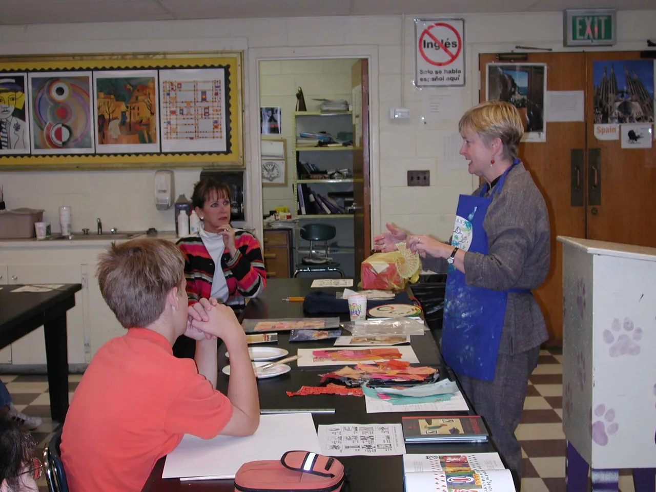 Beverly Key, whose artwork is exhibited in Darlington Library, begins art project with students at the Middle School.