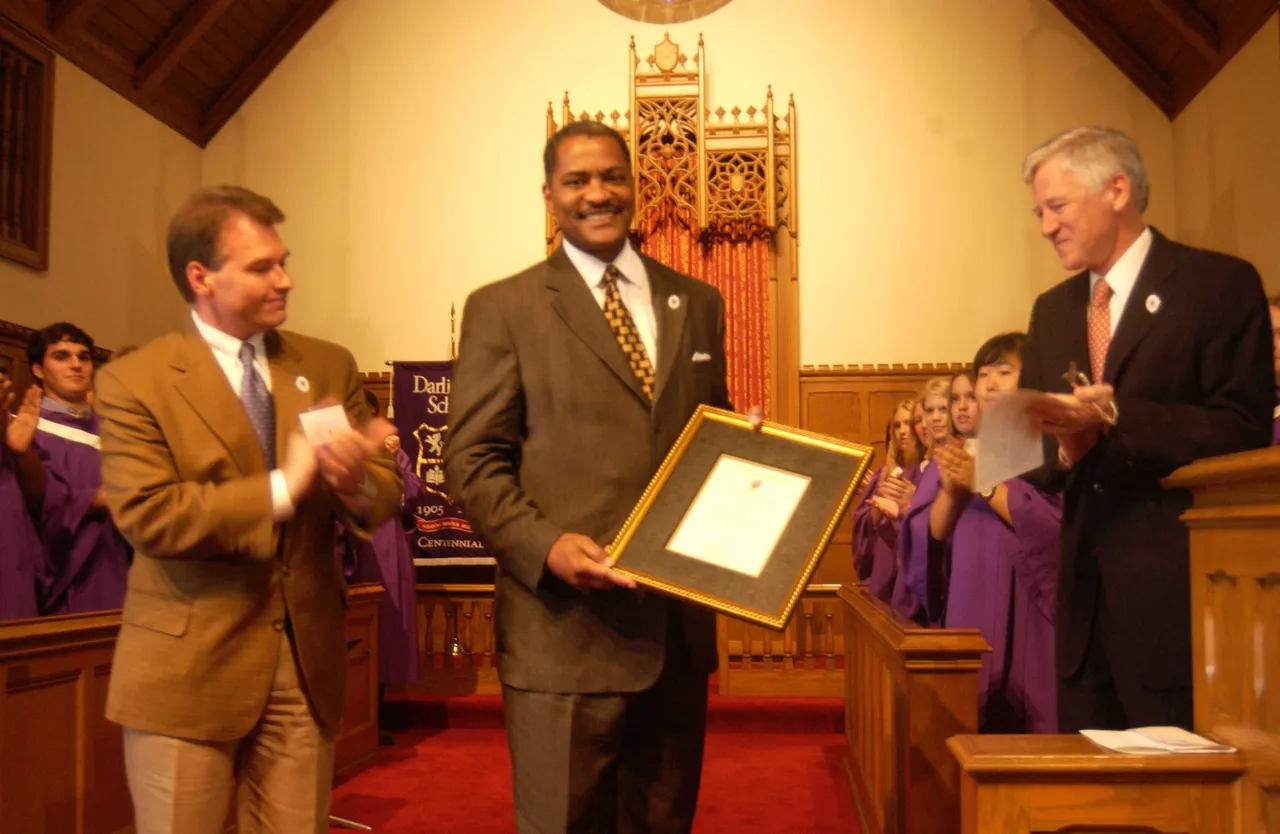 Alumni Council Chairman Layton Roberts and Interim President Jim Hendrix present Dr. Elson Floyd with the Distinguished Alumnus Award.