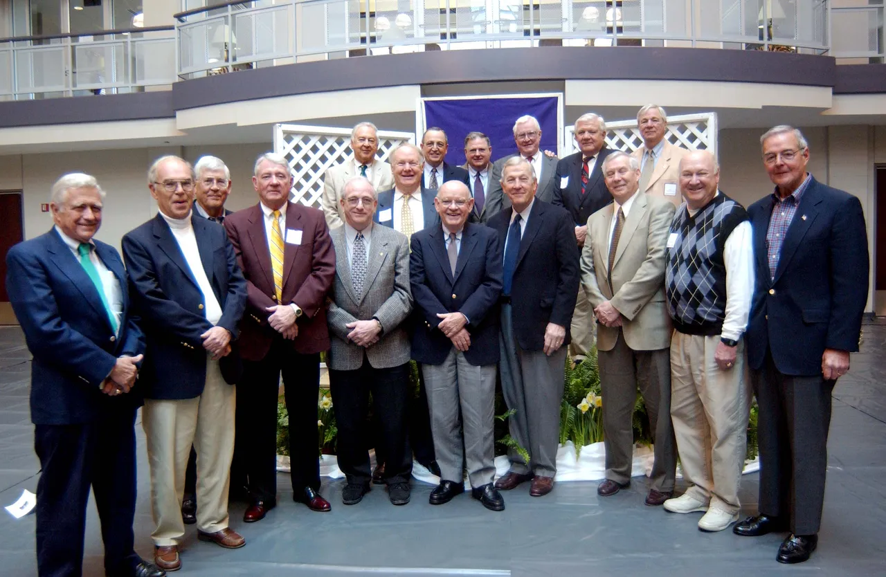 Roger Mudd poses with the members of the Class of 1953 who attened his presentation.