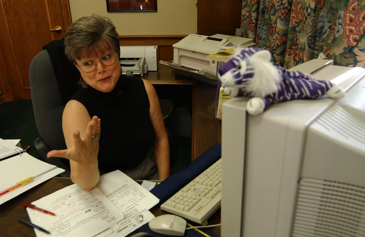 Kathy Drennon, administrative assistant to the headmaster, maintains the School’s calendar and daily bulletin on the Web.