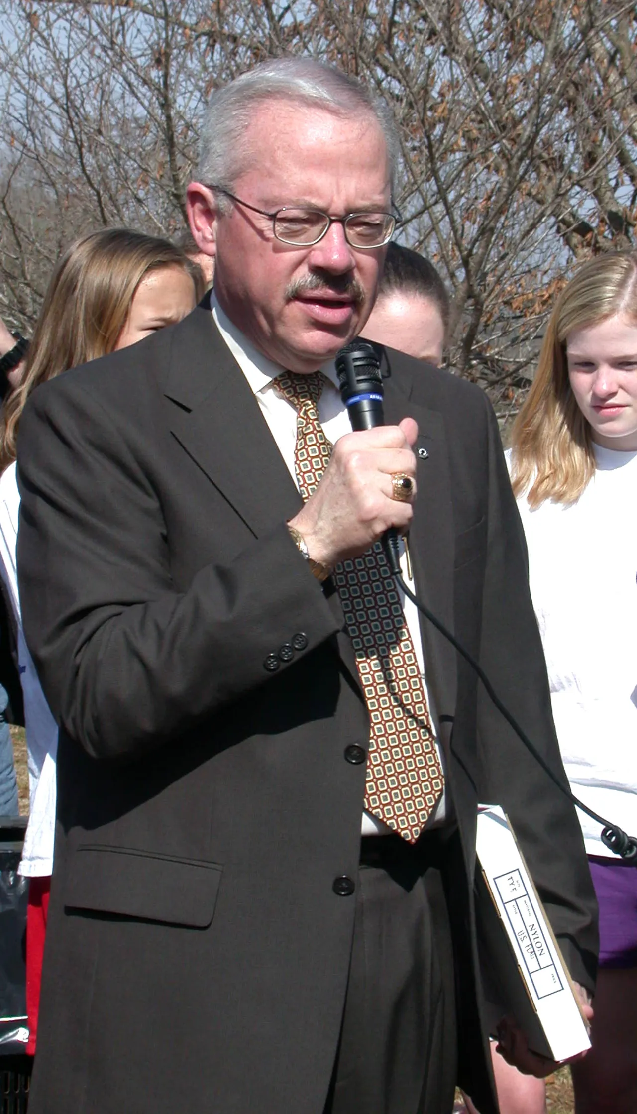 Congressman Bob Barr presents new American flag to Middle School.