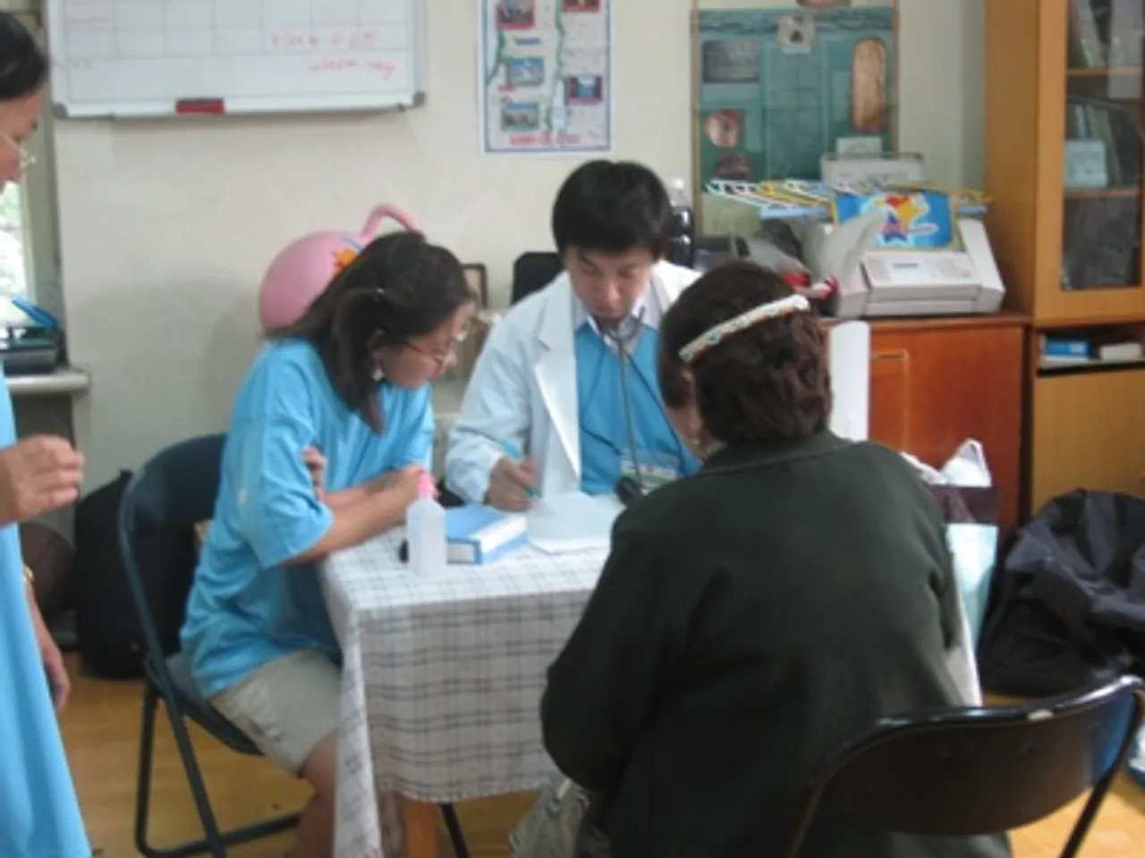 Dr. Lee, Chang-Sup's father, sees patients.