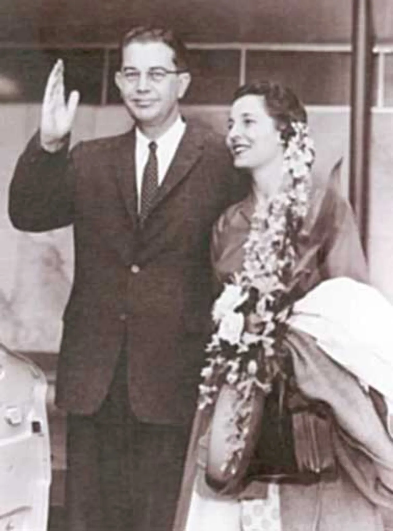Gov. S. Ernest Vandiver Jr. ('36) and his wife, Betty, wave to constituents in Atlanta.