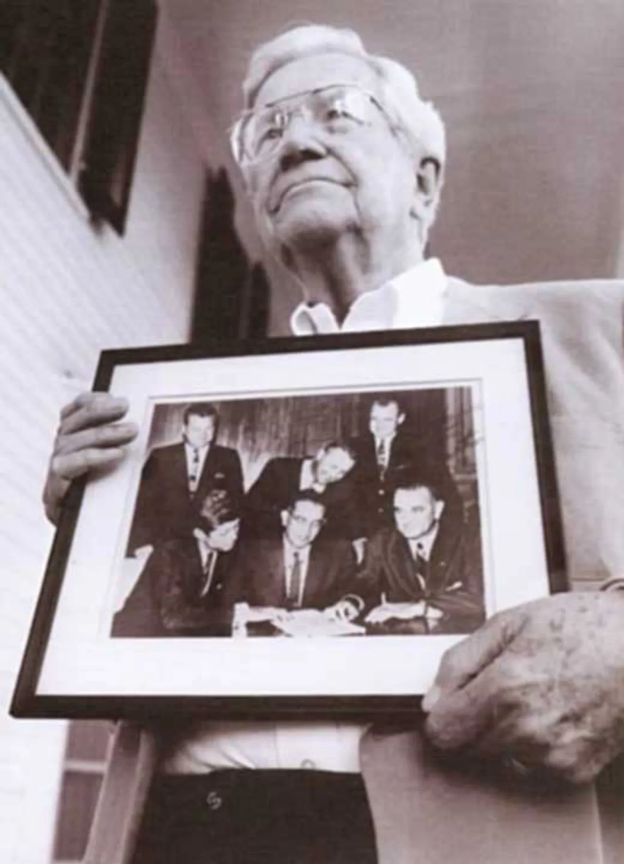 Gov. S. Ernest Vandiver Jr. ('36) holds a photograph taken in Washington, D.C., in late September 1960.