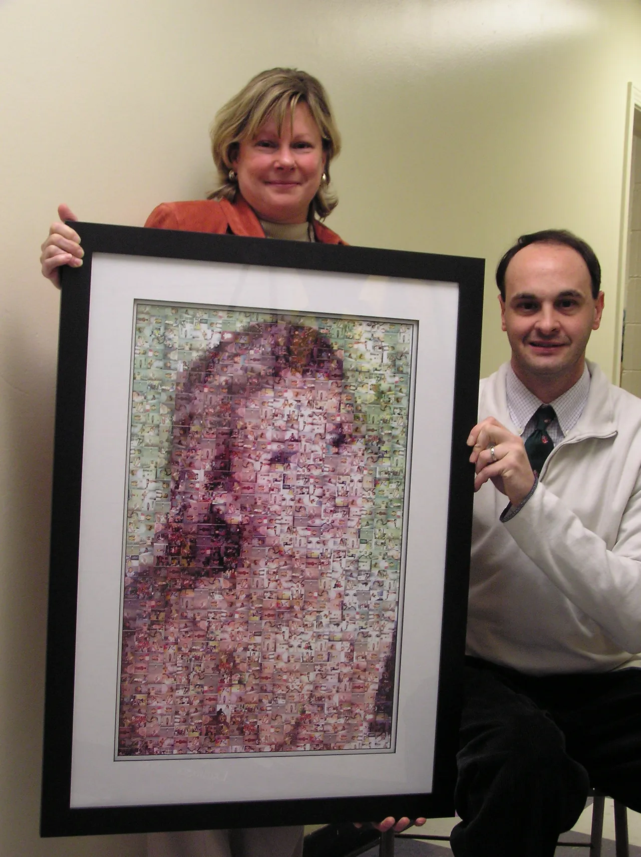 Kevin Ivester presents the mosaic to Susan Binns.