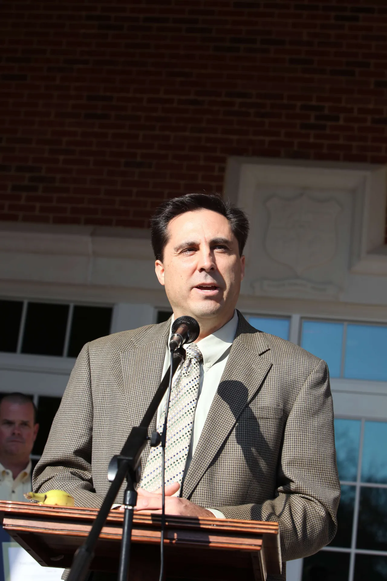Architect Mike Mascheri addresses the crowd of students, faculty, alumni and special guests.