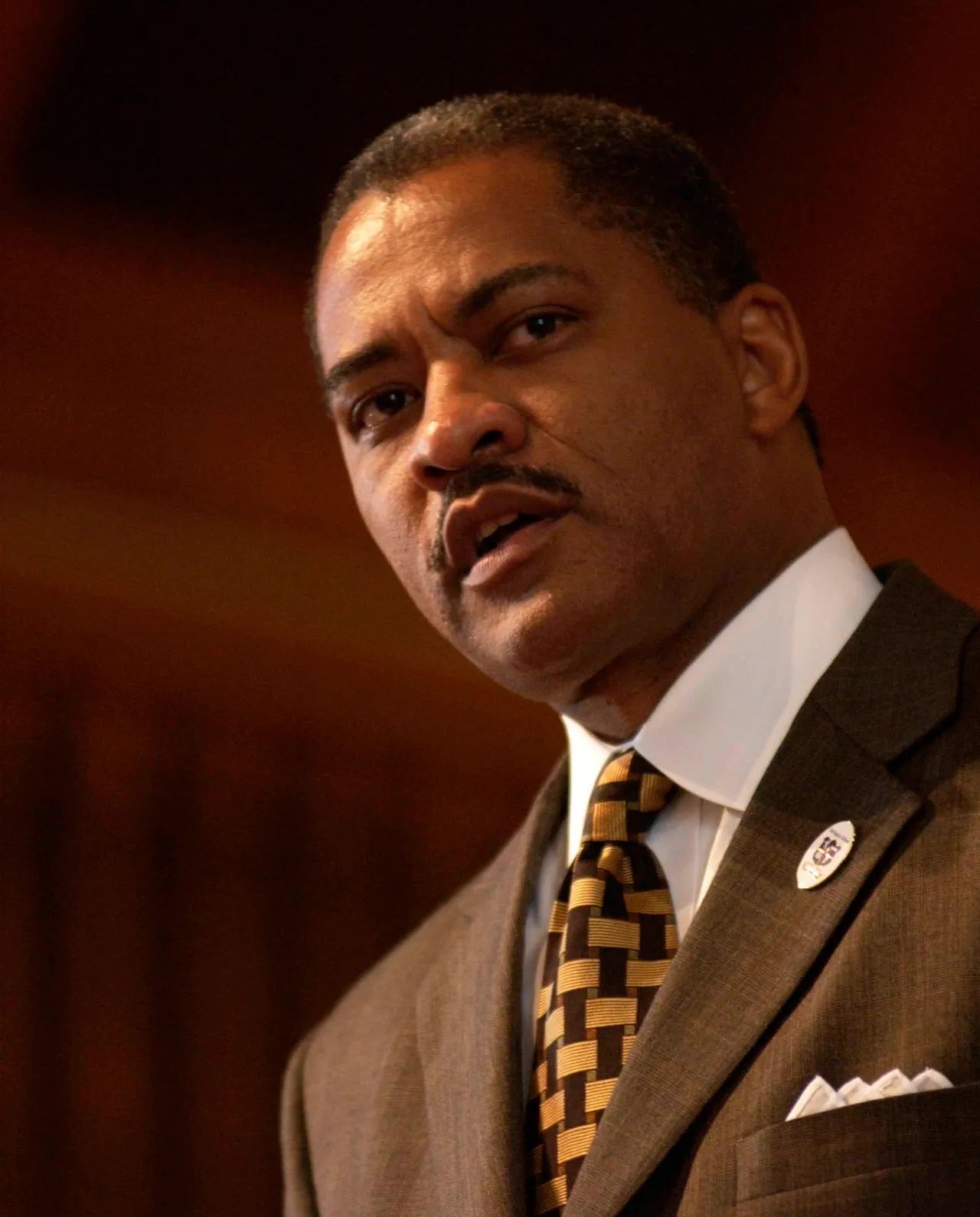 Dr. Elson Floyd addresses the Darlington Community as the school's 2004 Distinguished Alumnus.