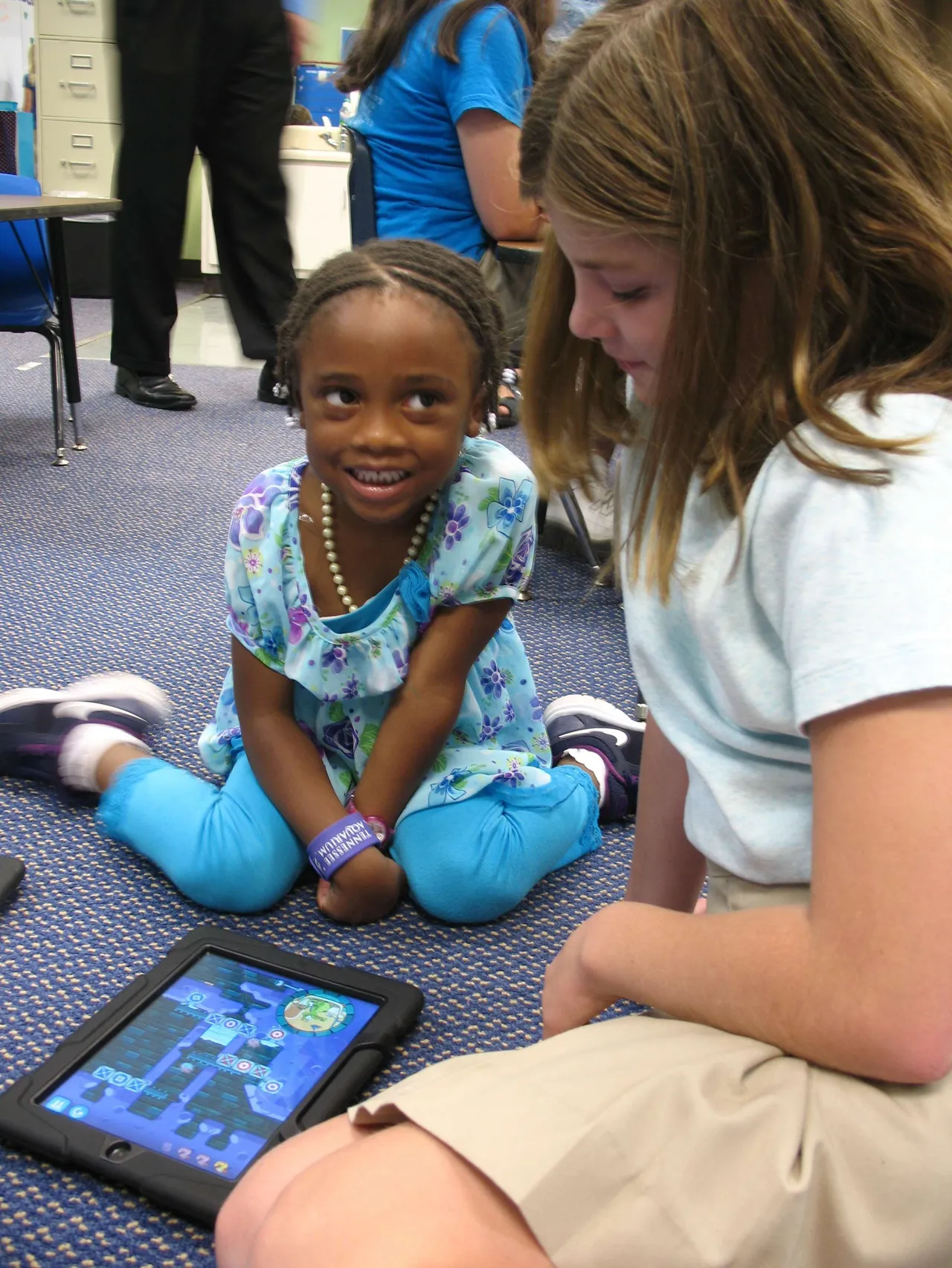 Fourth-graders teach pre-K students how to make presentations using Keynote and videos using iMovie. One project involved a lesson on penguins connected with a current pre-K lesson. Students did their research and worked with their fourth-grade buddies to create the presentations, along the way learning collaboration and media skills. Here, Sasha Wood (’26) works with her fourth-grade buddy, Emma Good (’21).