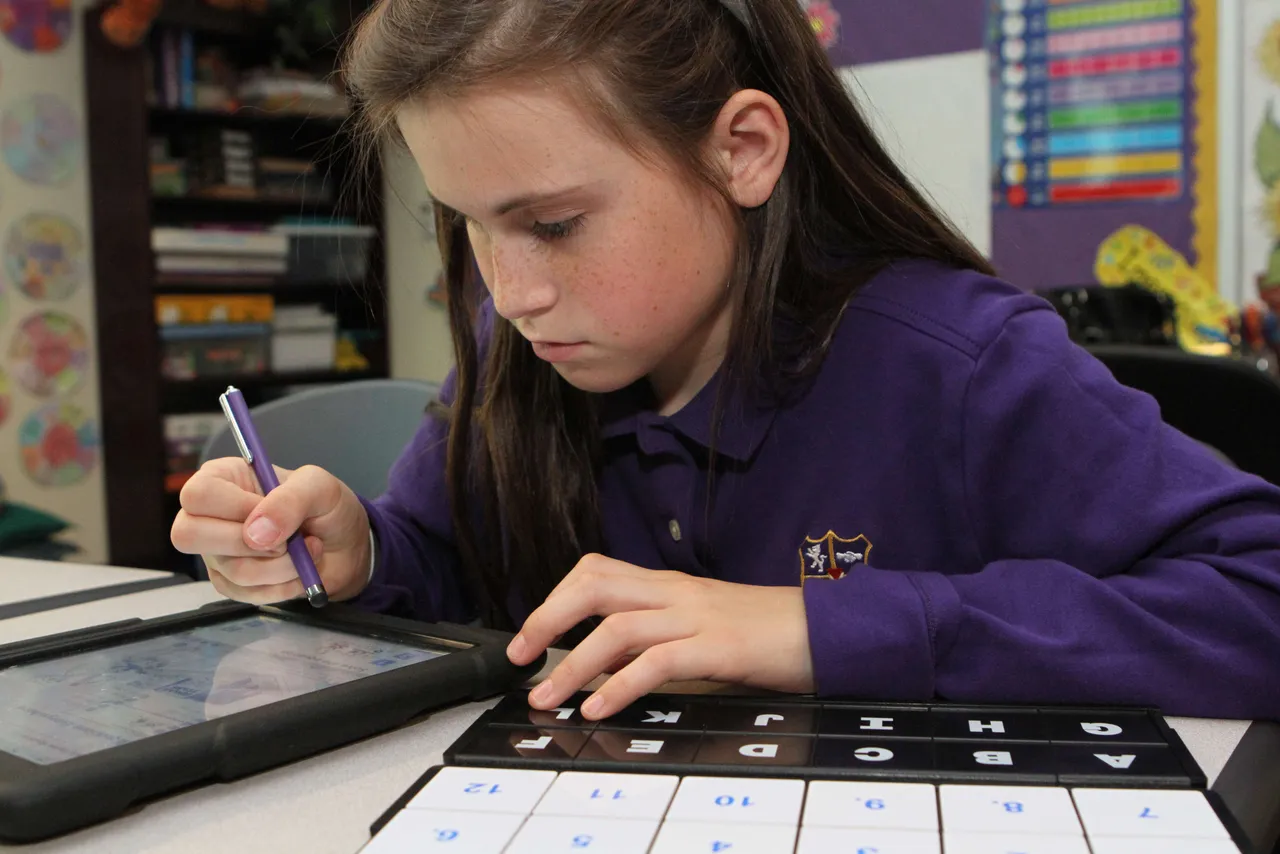 The iPad is the center of academic life for students in the fifth grade. They have gone paperless, taking advantage of many apps including everyone’s favorite, Notability. Here, Chloe Duck (’20) works math exercises directly on her iPad using this app, which lets her take pages from her book, complete work, and submit it to her teacher, BeBe Cline, for review.