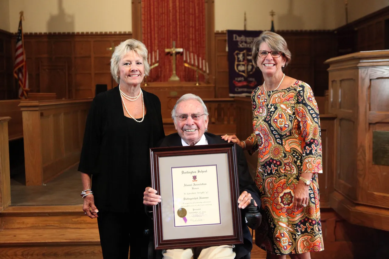 Distinguished Alumnus Gardner Wright ('47) pictured with his daughters, Suzanne (Wright) Protz (’71T) and Mary Helen (Wright) Heaner ('77).