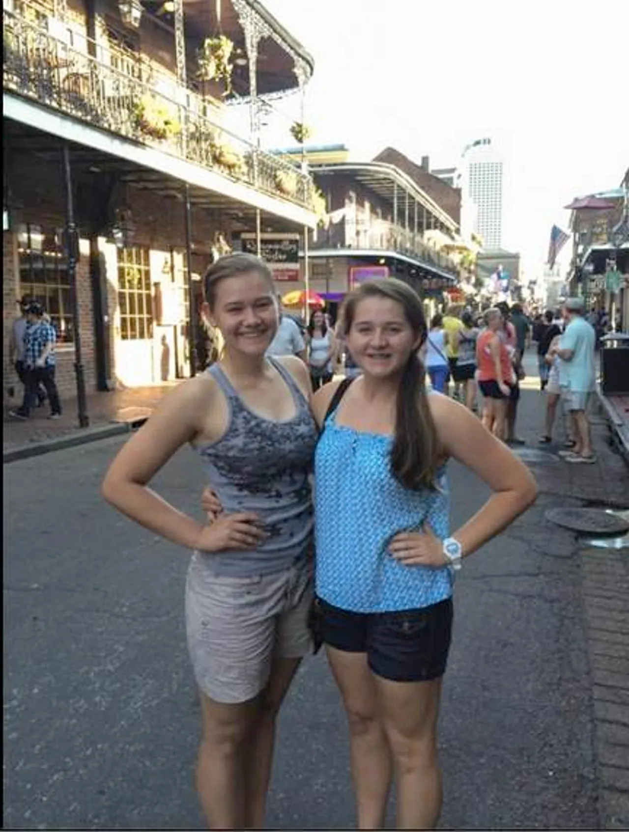Addie ('17) and Julia Holmes ('18)