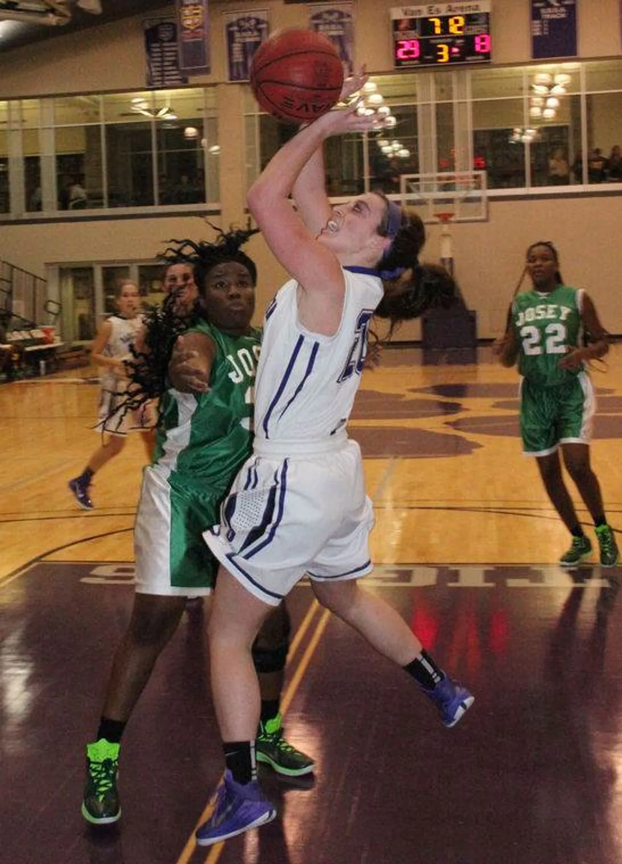 Caroline Hunt (20) goes up for two points against T.W. Josey High School at Darlington on Saturday, Jan. 10, 2015. (Photo credit: Sierra Campbell/Rome News-Tribune)