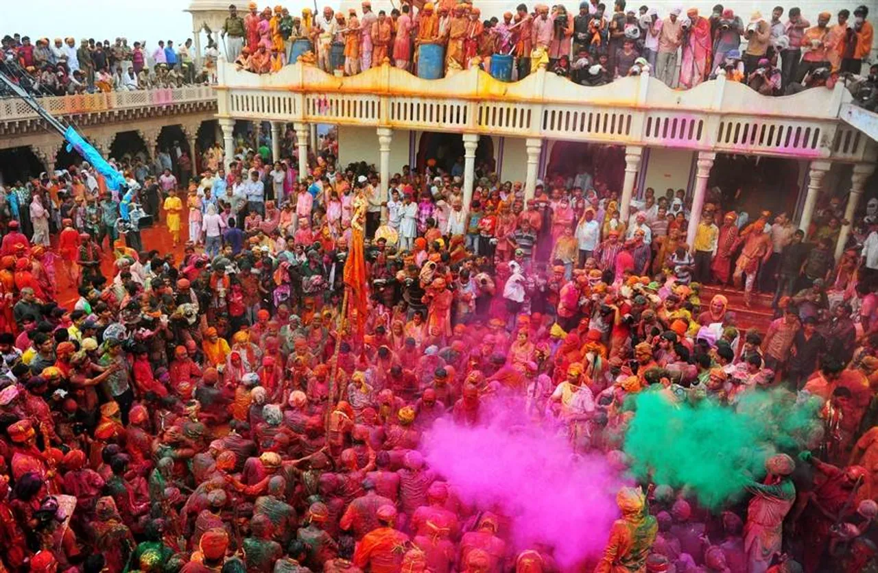 Dhuleti is celebrated by many at Hindu temples for a more religious experience.
Photo: ncbnews.com