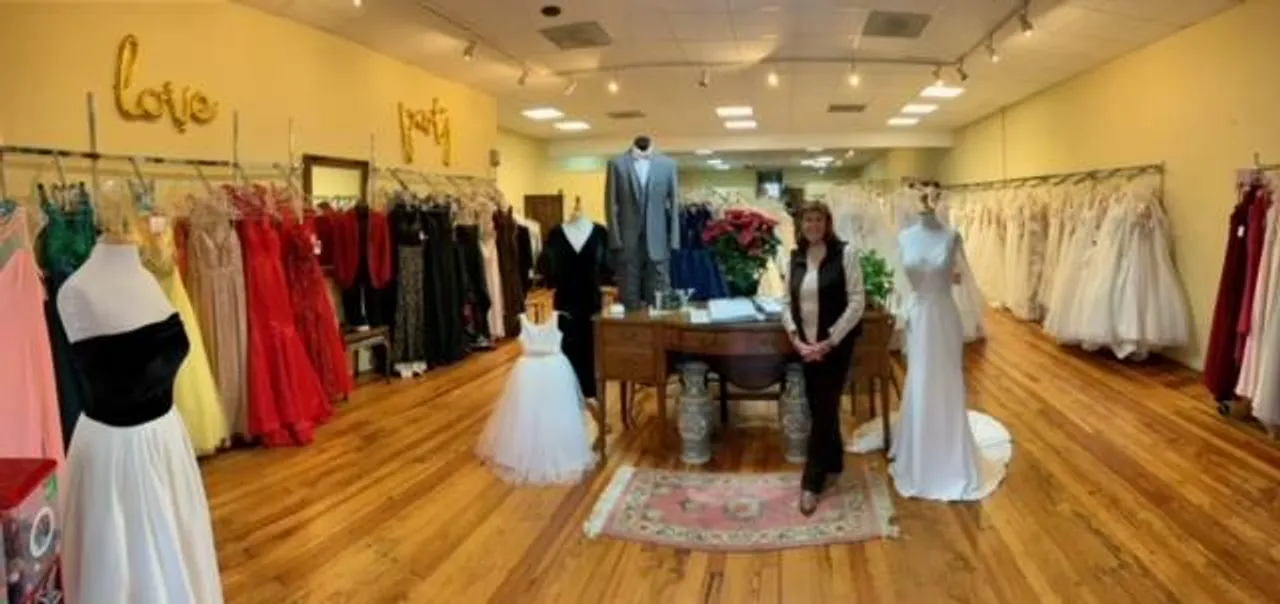 Top Hat Formal Wear & Bridal Shop: Owned by Pam Braden McAbee (’76), mother Ben McAbee (’07) and Kim McAbee Gunby (’09).