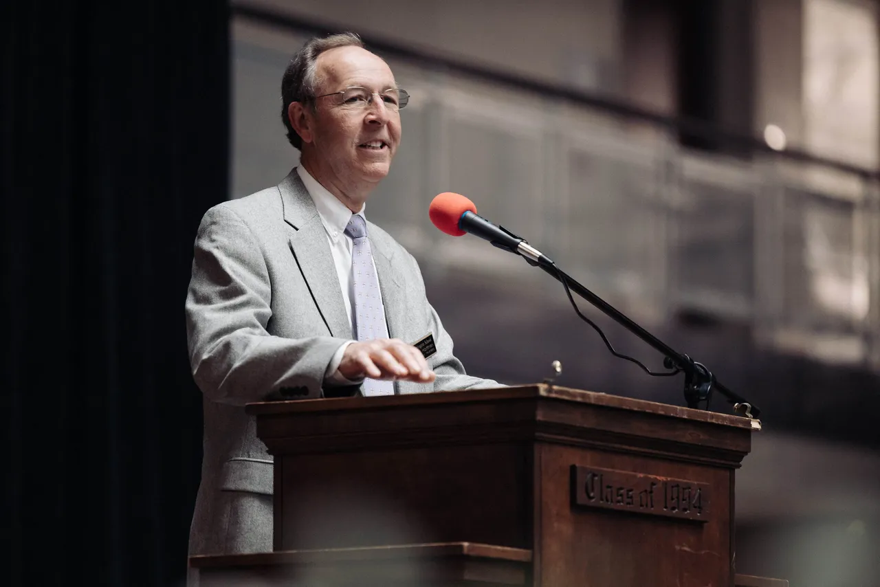 Dr. Bob Hortman ('72) speaks at the 2022 Brown Faculty Appreciation Dinner during his term as chairman of the Board of Trustees.