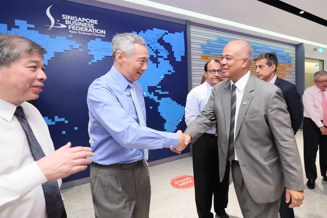 Dwight Hutchins (‘82) greets Singapore Prime Minister Lee Hsien Loong.