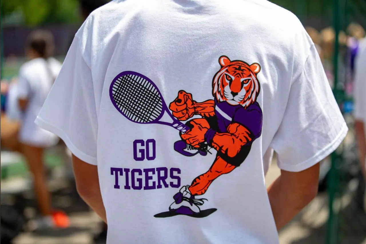 A Darlington student wears a shirt supporting the tennis team.

Photo by Steven Eckhoff, RNT