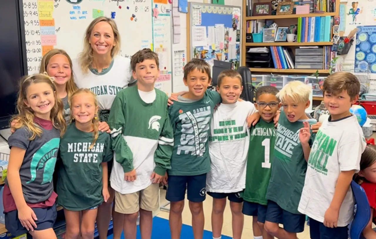 Mason Prep teacher taking a photo with her class